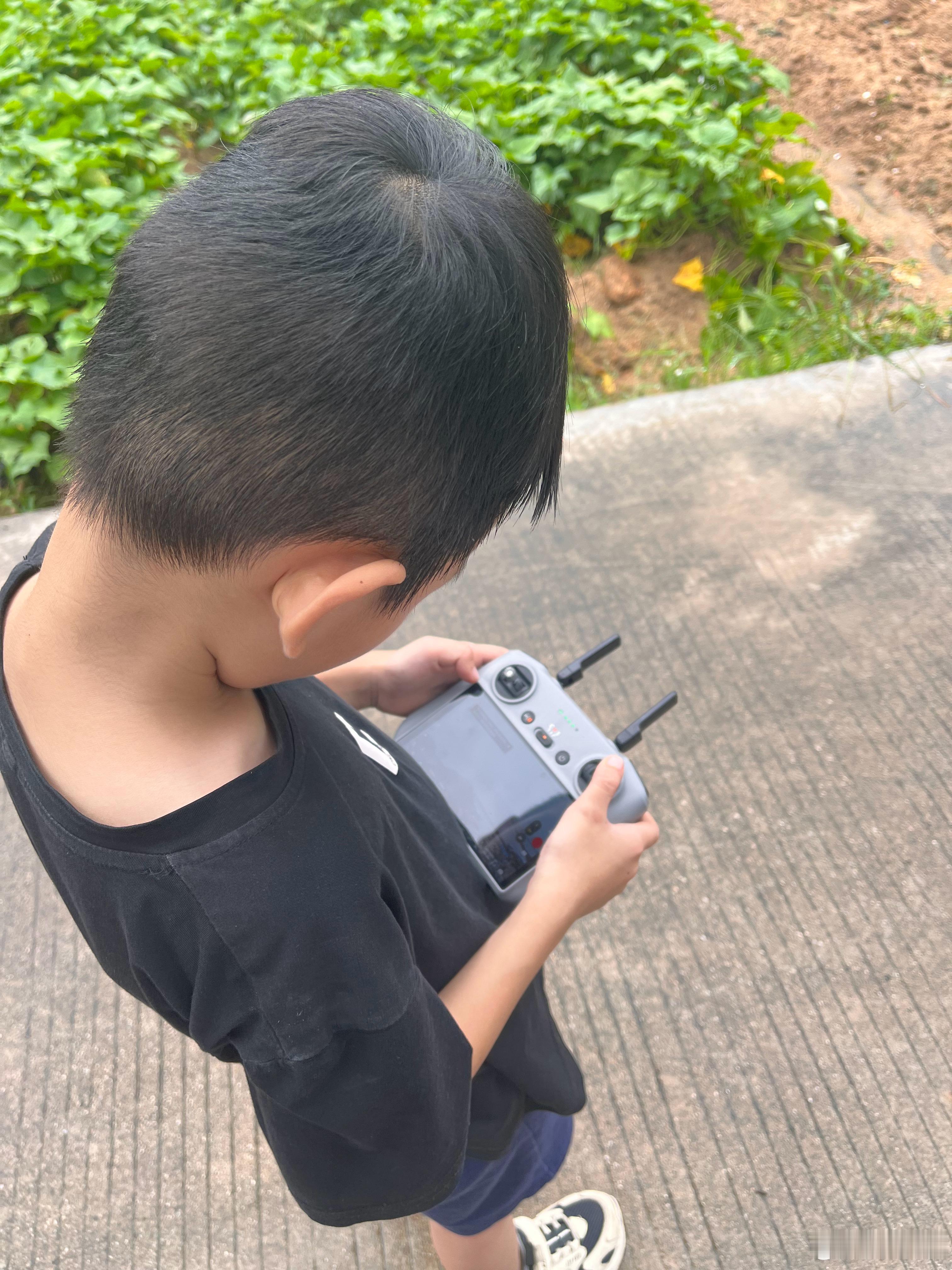 玩无人机要从小培养，未来后继有人！[哈哈][哈哈][哈哈]  ​​​