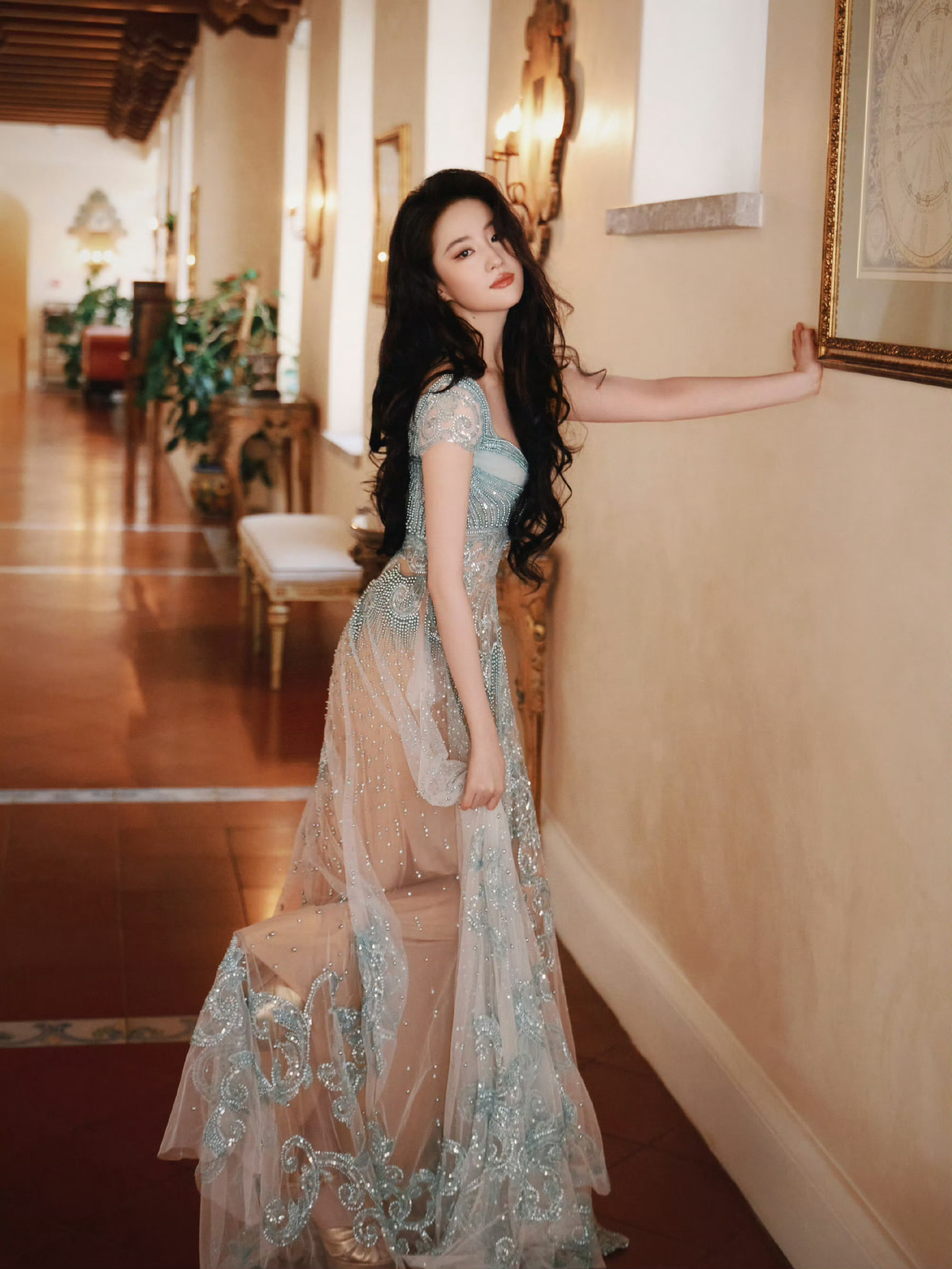 Georges Hobeika这季挺好看的，大多是小体量裙子，搞几件品牌活动穿去