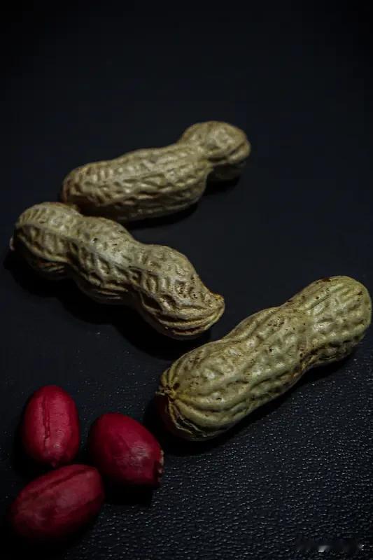 现在到了收秋的季节
许多人家夜里
又安排人手看场了
刚摘的花生必须在场里晾晒
才