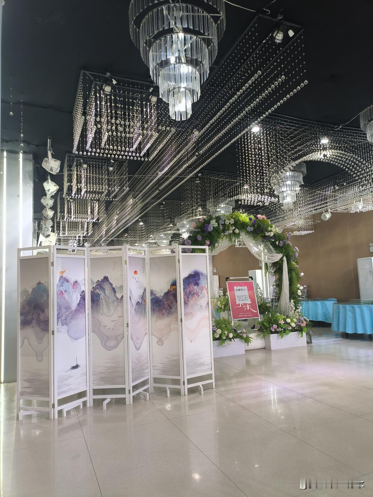 男女之间关系的本质是什么? 男女之间的关系，本质上是带有交易性质的相互利用。
男