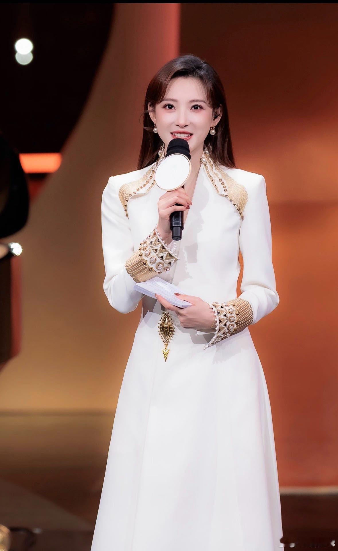 比美貌先看到的是马凡舒的来时路 从初出道时的青涩到如今的成熟大方，马凡舒的每一步