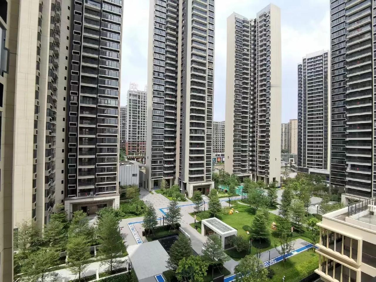 东莞CBD万象府最新租金情况：125平5500元-7000元，视装修情况，旁边就