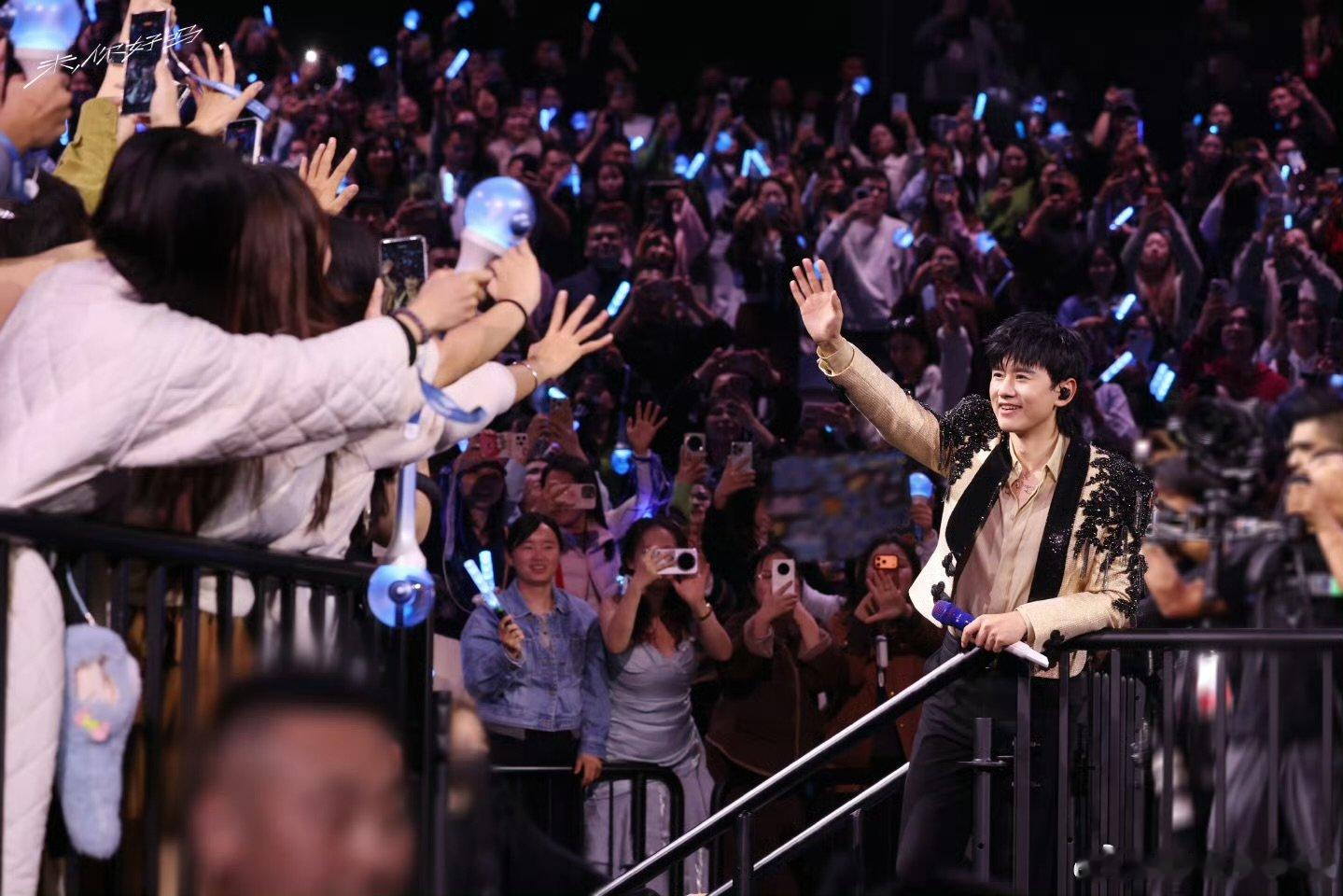 张杰跨年准备了初雪 张杰跨年场惊喜不断，初雪一落，全场直接沸腾了！ 