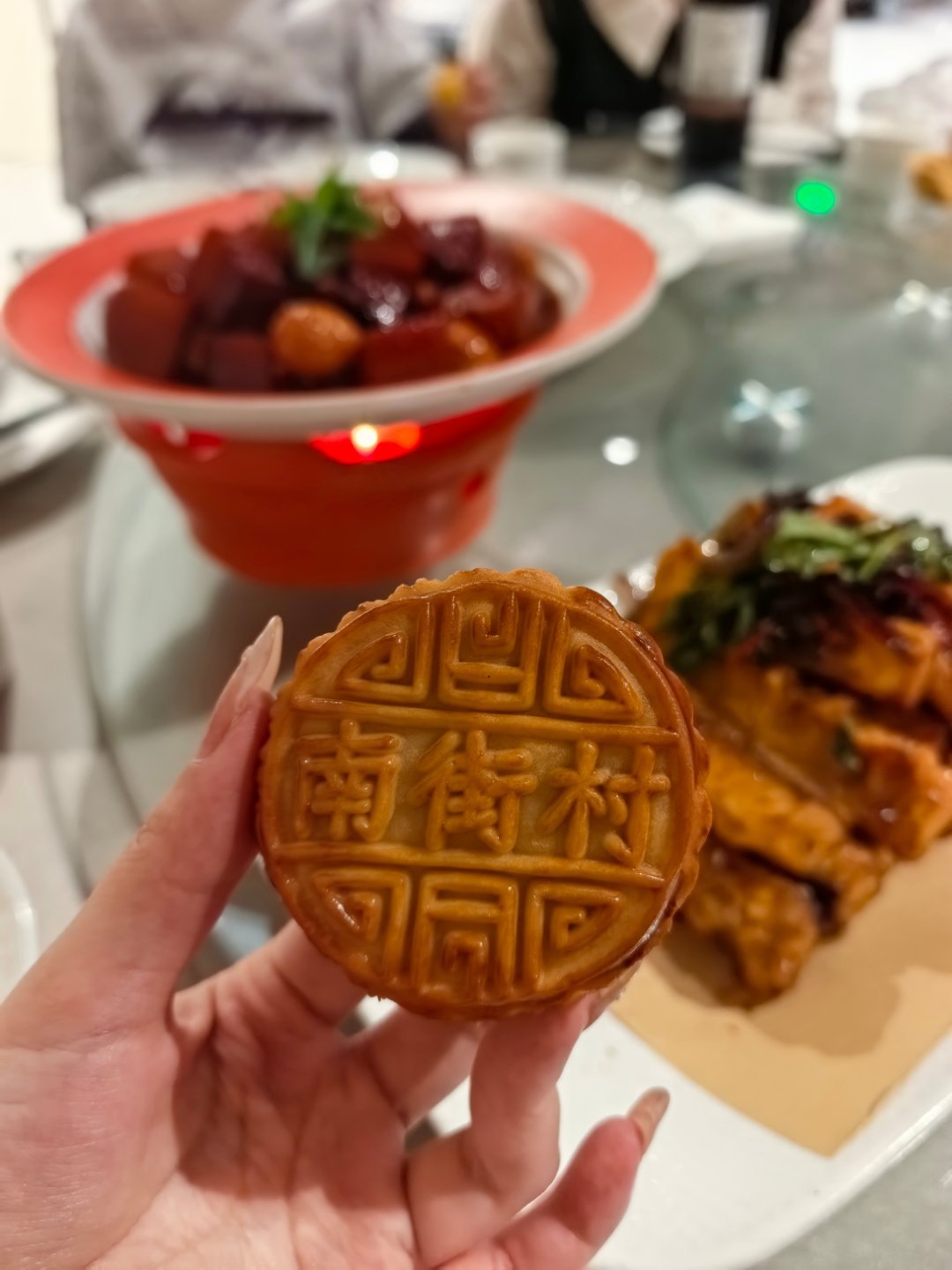 我记得以前学古诗不用弹琵琶啊 哈哈哈哈哈不过用这种方法记古诗就是会轻松很多！实不