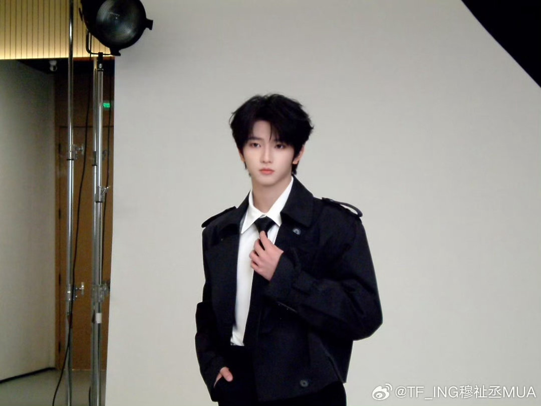 王传君让穆祉丞帮他带孩子 王传君让穆祉丞帮忙带女儿，算是找对人了。毕竟穆祉丞可是