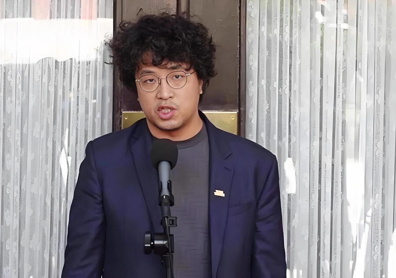 病急乱投医。
赖清德和沈伯洋合作。
拉韩国瑜下水！

这事越来越荒唐。
沈伯洋被