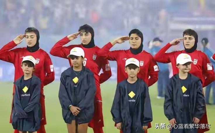 实在不能理解伊朗5名女足球员的行为，既然她们能代表伊朗参加亚洲杯，说明伊朗对这些