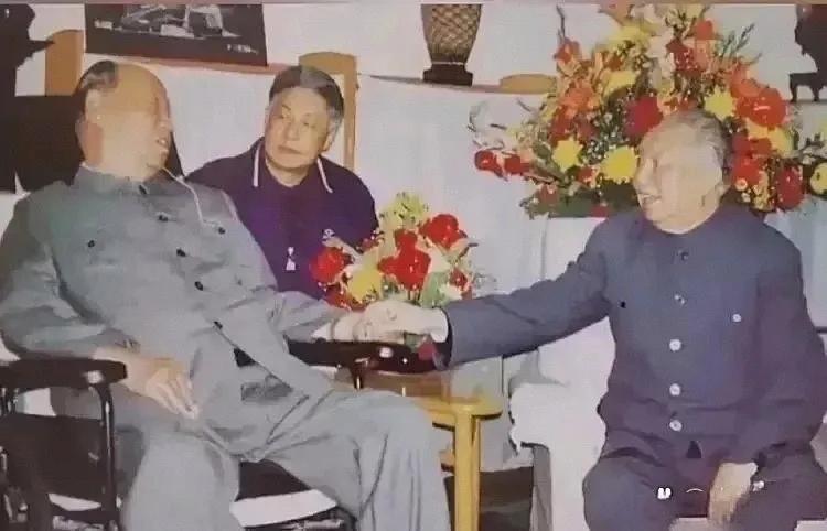 华国锋与彭真是山西老乡，也是几十年的革命战友。1996年，华国锋亲自前往探望身患