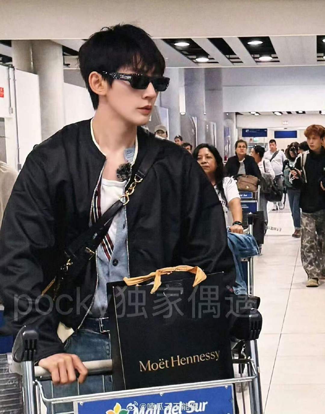 邓为花少8机场私服邓为花少机场私服穿搭 邓为私服穿搭的神！ 邓为
