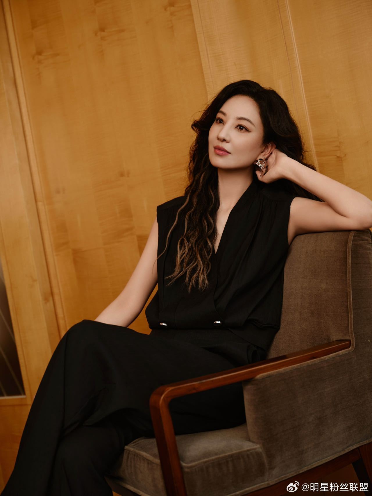 郑希怡45岁状态郑希怡上海时装周看秀造型🈶️港风卷发一出场，那种又飒又美的气场