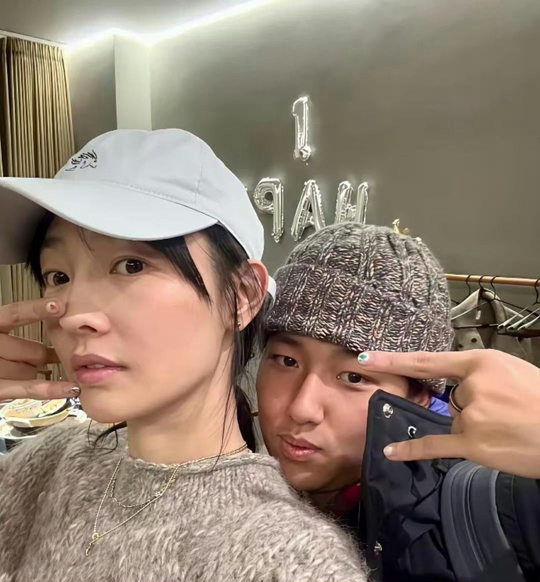 白百何与大儿子同做美甲，和爸爸羽凡简直一个模子刻出来的