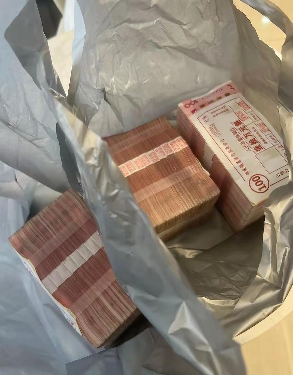 六大银行的消息一出来，

   我就赶紧把存银行的30万取出来了，

    不