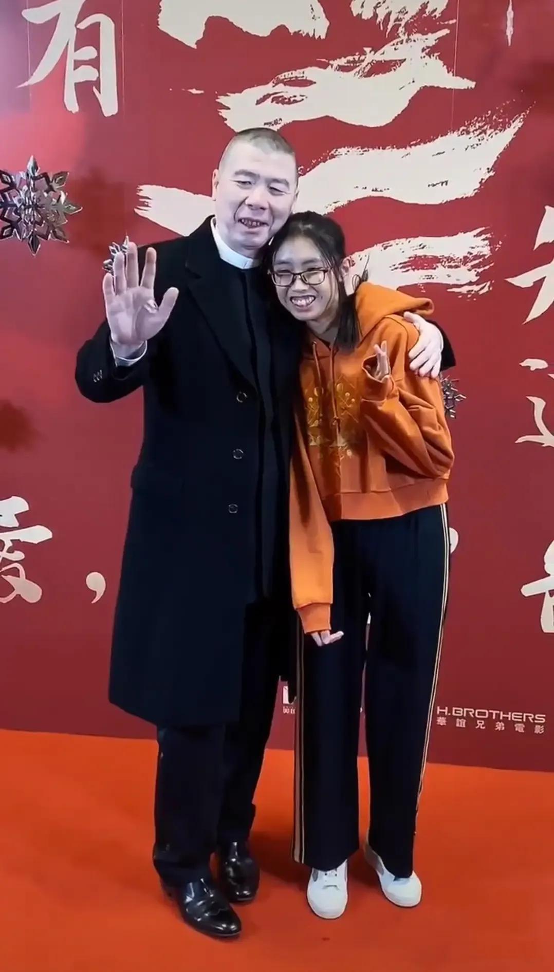 徐朵小时候长得太像她的养父冯小刚，无论是五官表情都像，特别是嘴巴牙齿最像。
长大