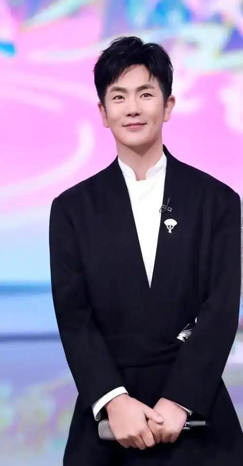 2012年，演员张晓龙曾回忆，当年参加艺考时，在练功房偶然看见一个特别漂亮的女孩