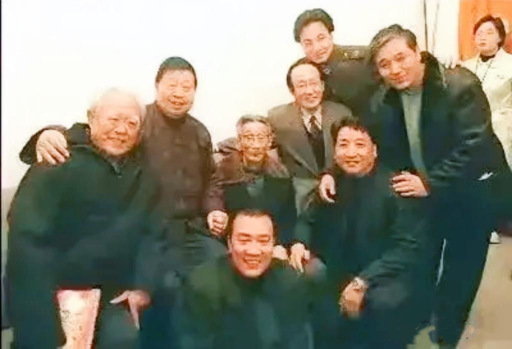 一众相声界中流砥柱同框：

我认出了坐在中间的相声泰斗马三立，坐在恩师右边的马季