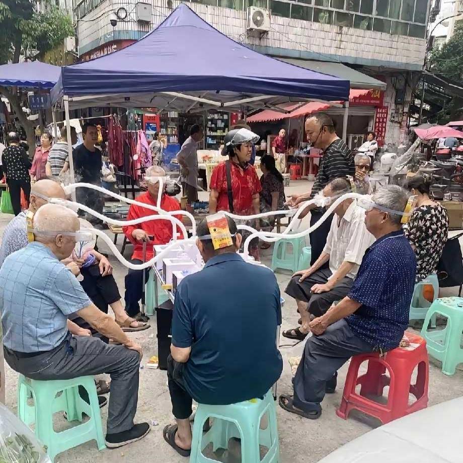 街边成群老人扎堆理疗，背后藏着让人心酸的心愿
 
街上总能看到一群老人围在一起做