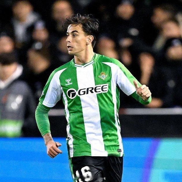 瓦伦丁·戈麦斯今天在皇家贝蒂斯3比0马略卡 比赛中踢满了下半场的左后卫，而且表现