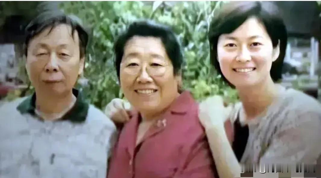 敬一丹生前与父亲敬毓嵩、母亲韩殿云的一张珍贵合影。敬一丹是国内家喻户晓的资深新闻