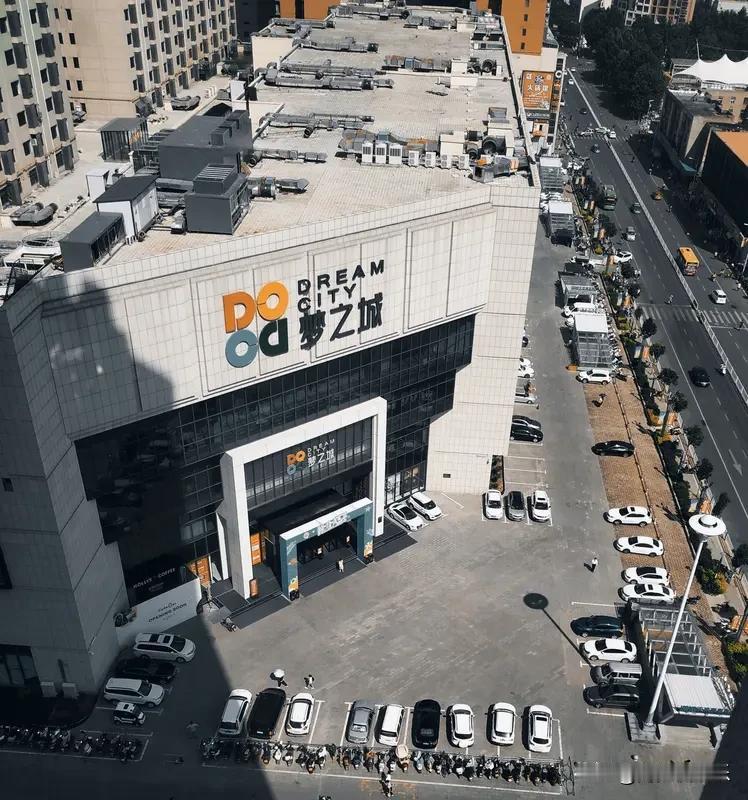 年赚1亿关店！于东来斥资65亿自建商场
引言
在零售行业普遍追求规模扩张与利润最