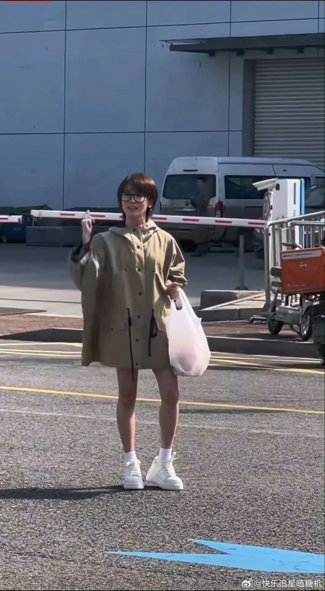 谢楠发芒果跳刀马 原来芒果还能这么发？不是随手一塞，而是练完刀马后，笑嘻嘻递给每