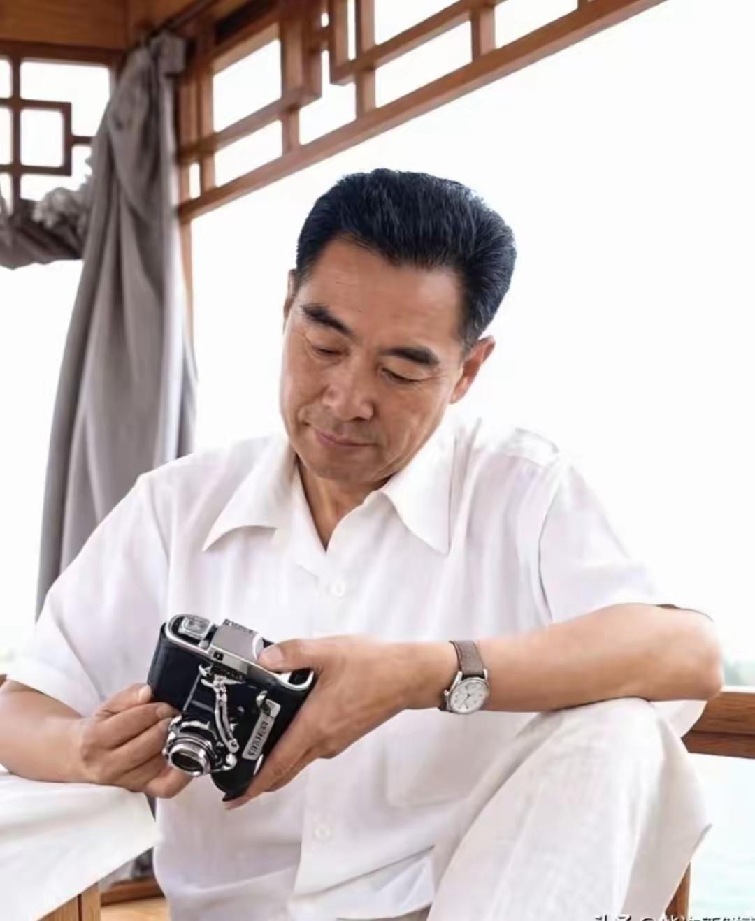 周总理低头摆弄相机，松弛感拉满[比心]
这张照片太难得一见了：
总理低头摆弄相机