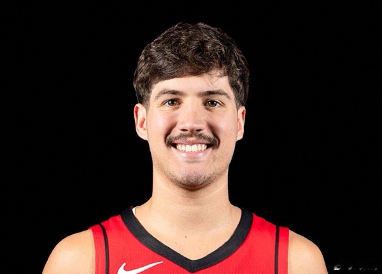 斜坡今天手感火热：12分投篮6中4三分5中4本赛季至今三分命中率已达44.4%（