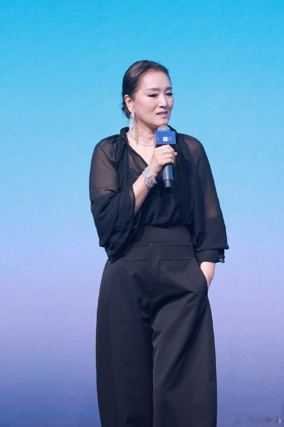 巩俐近期状态 不必用年轻的标准去定义巩俐，近期出镜状态尽显成熟之美。直面高清镜头