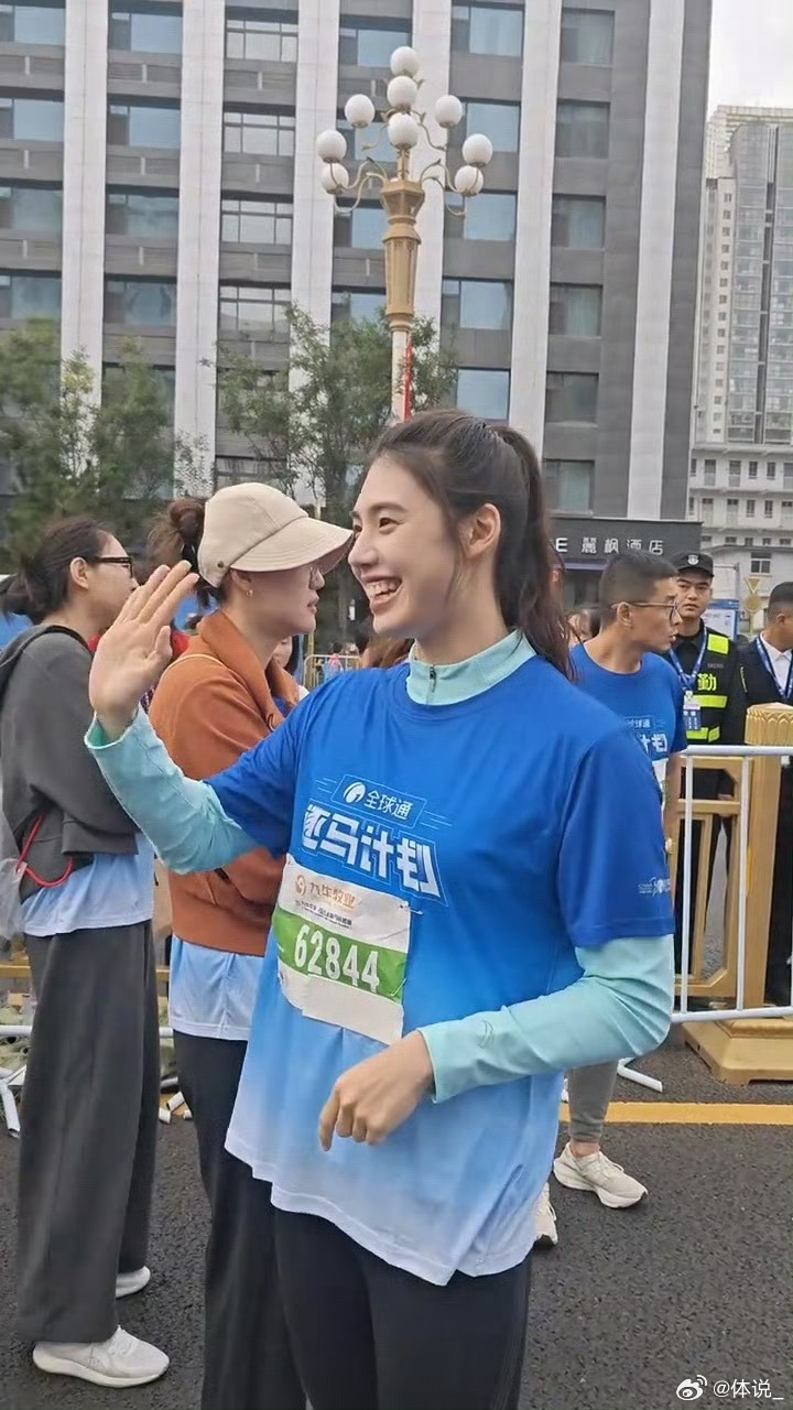 张雨霏跨界体验马拉松 奥运冠军张雨霏亮相太原马拉松，与跑友同场竞技，开启运动新征