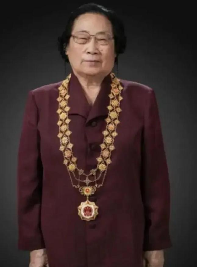 95岁的屠呦呦，头衔栏里终于加上了"院士"两个字，只不过盖的那枚章，写着"美国国