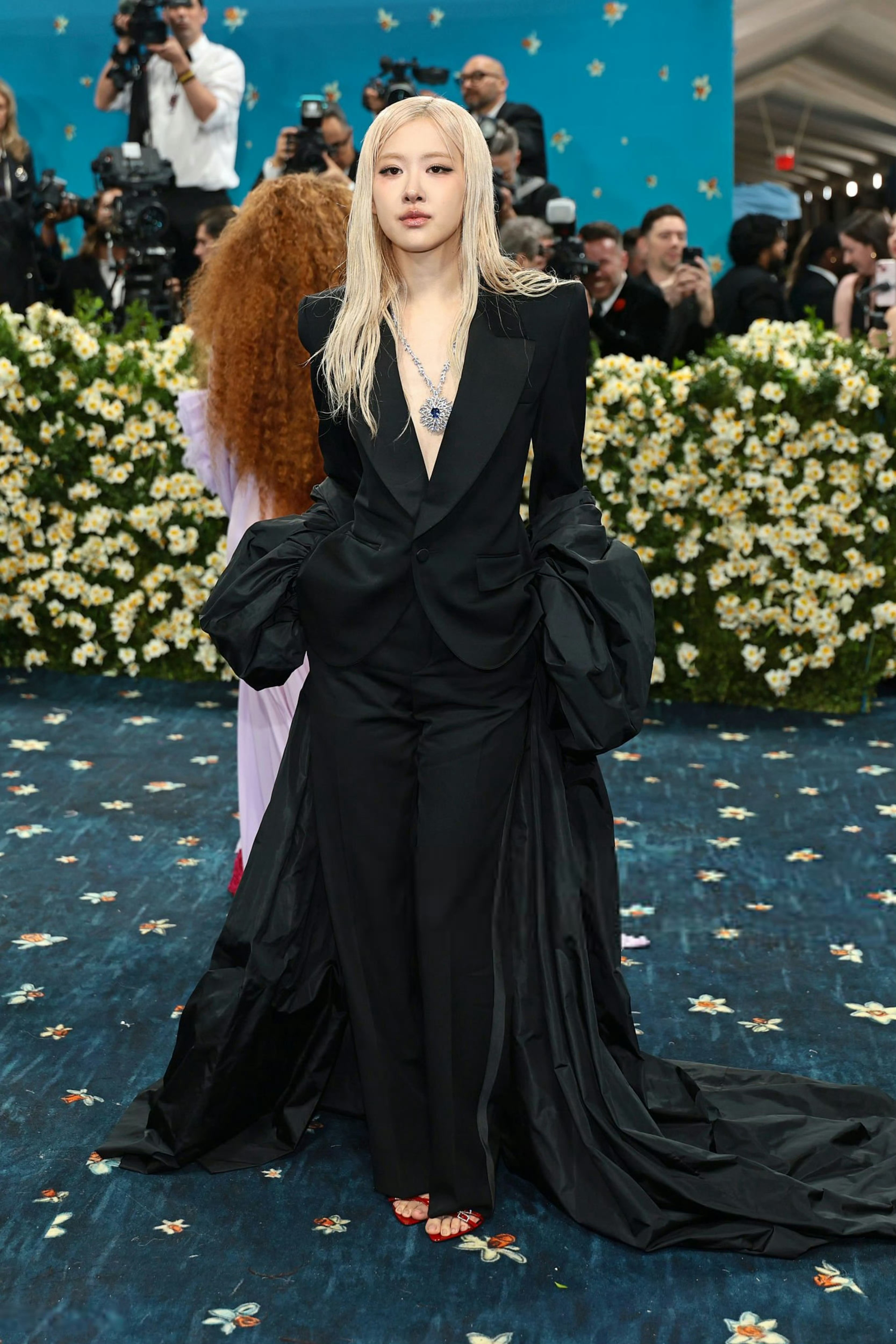 MetGala红毯ROSÉ[超话] ROSÉ 超飒亮相Met Gala 红毯现场