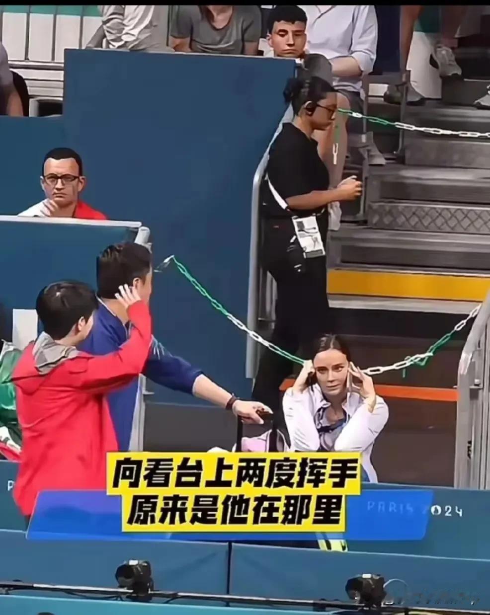 比完赛的莎莎多次向看台摆手打招呼
原来是跟莎莎的河北省主管小杨教练打招呼
莎莎在