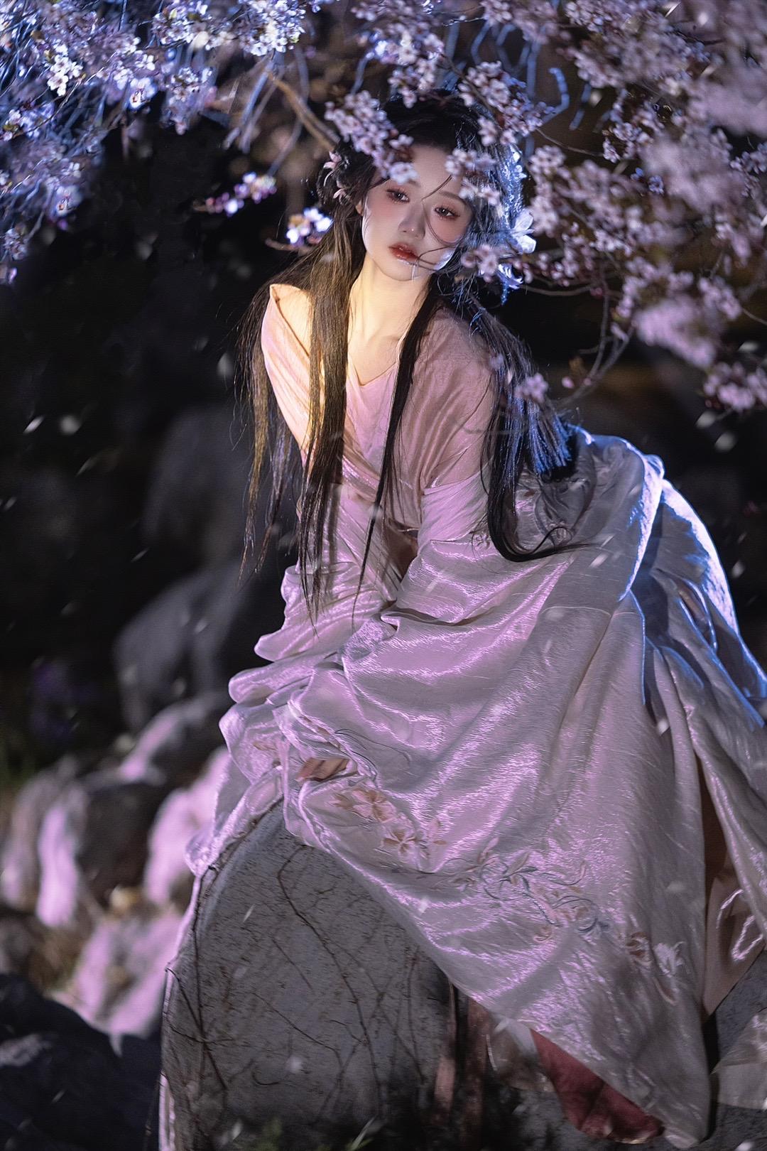 ‘这大概就是网文中注定早逝的白月光吧’