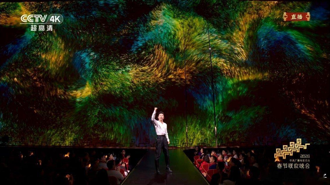 春晚段子大考春晚奔腾的海骝马 阿如那不混莽村了，居然这么有亲和力，一股邻家大哥的