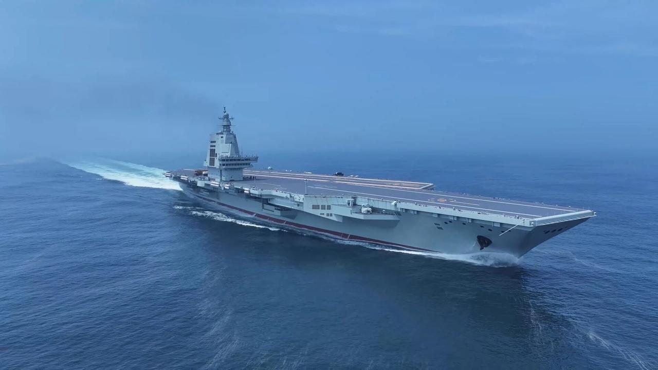 中国已经进入了航空母舰的“自由王国”。

“福建”舰首次出海试航，就进行了动力系