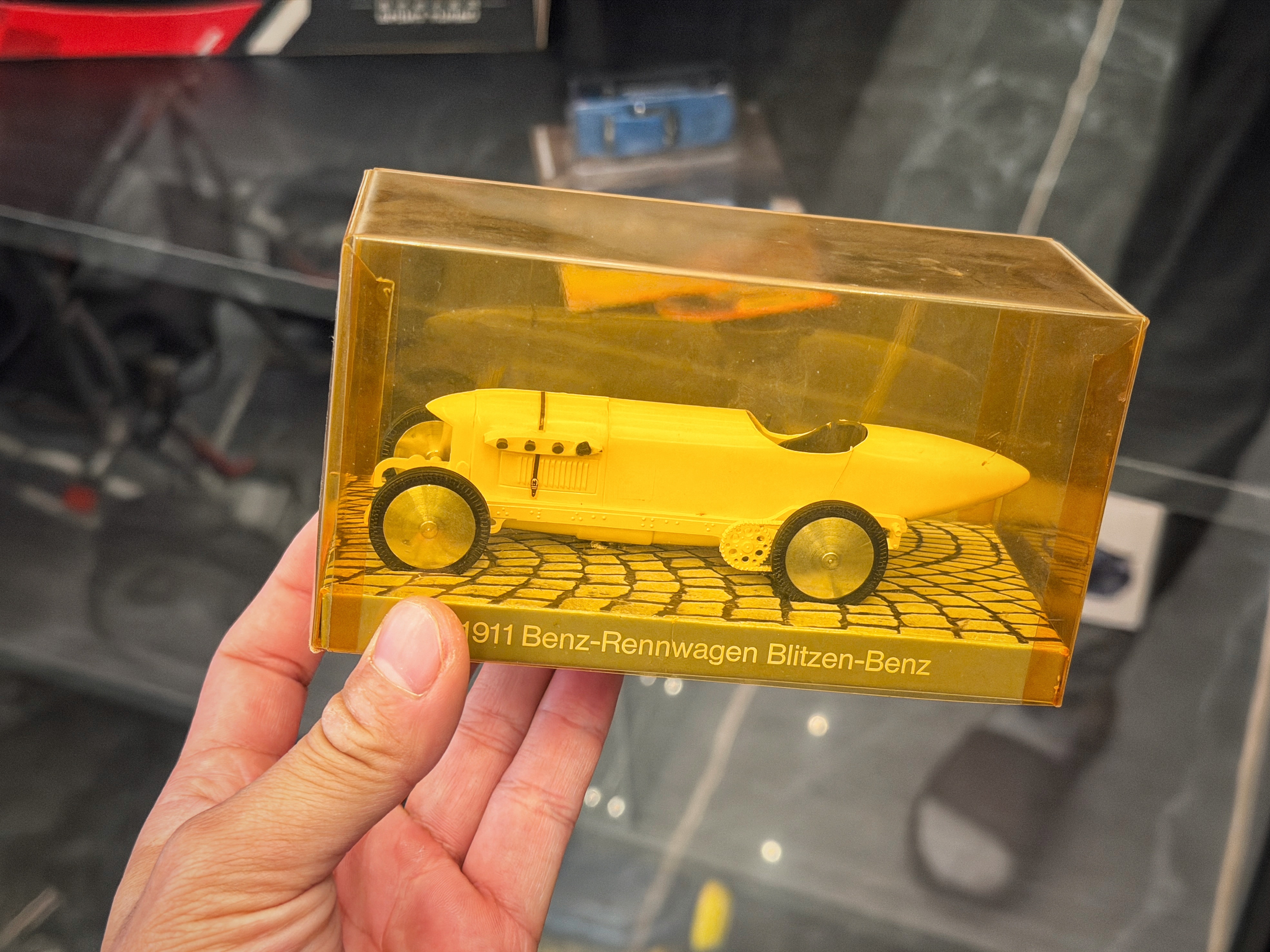 外公周末来了趟我家，这台“闪电奔驰”的模型是外公大概40年前从德国带回来的，也是