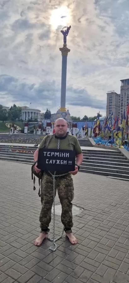 一名乌克兰士兵在基辅独立广场抗争，称在乌克兰军队服役如同 “沦为奴隶”，要求明确