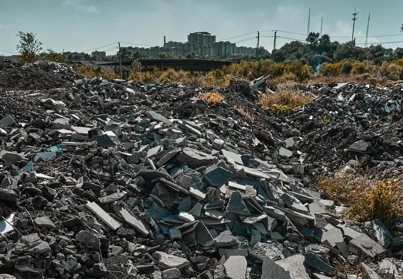 稀土精炼过程会产生不少废料。废渣是常见的一种，比如在提取稀土元素时，矿石中的脉石