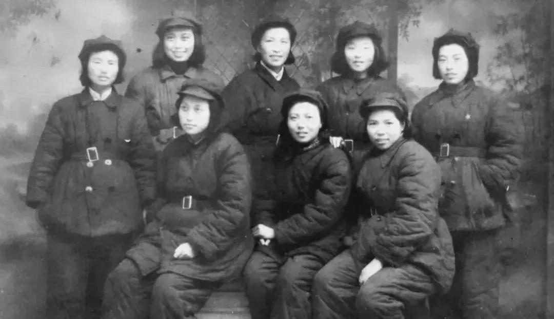 1941年，“双枪女战士”莫林被日军抓捕，莫林心想：“大不了一死！”然而，日军竟