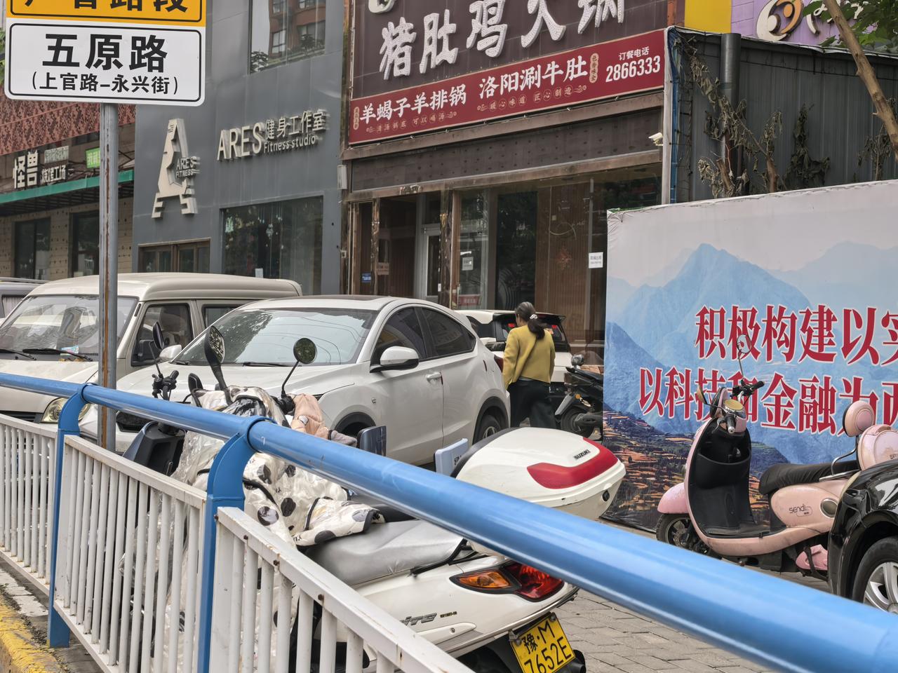 五原路越海北门，到康园街，严管理段，车辆长期随意停放，占了慢车道，人行道，盲道，