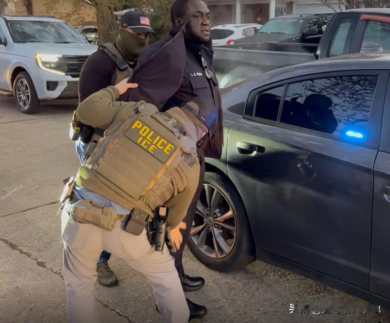 美执法部门互杠上了 美国移民及海关执法局 (ICE) 证实，他们逮捕了一名新奥尔