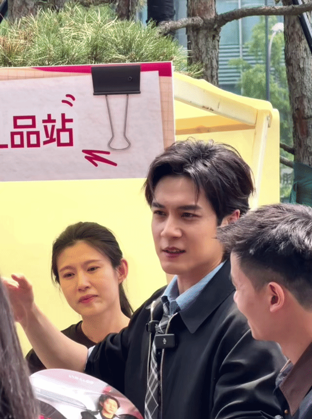 韩东君当同事是什么体验 总结一下韩东君当同事的体验：颜值福利天天有，快乐buff