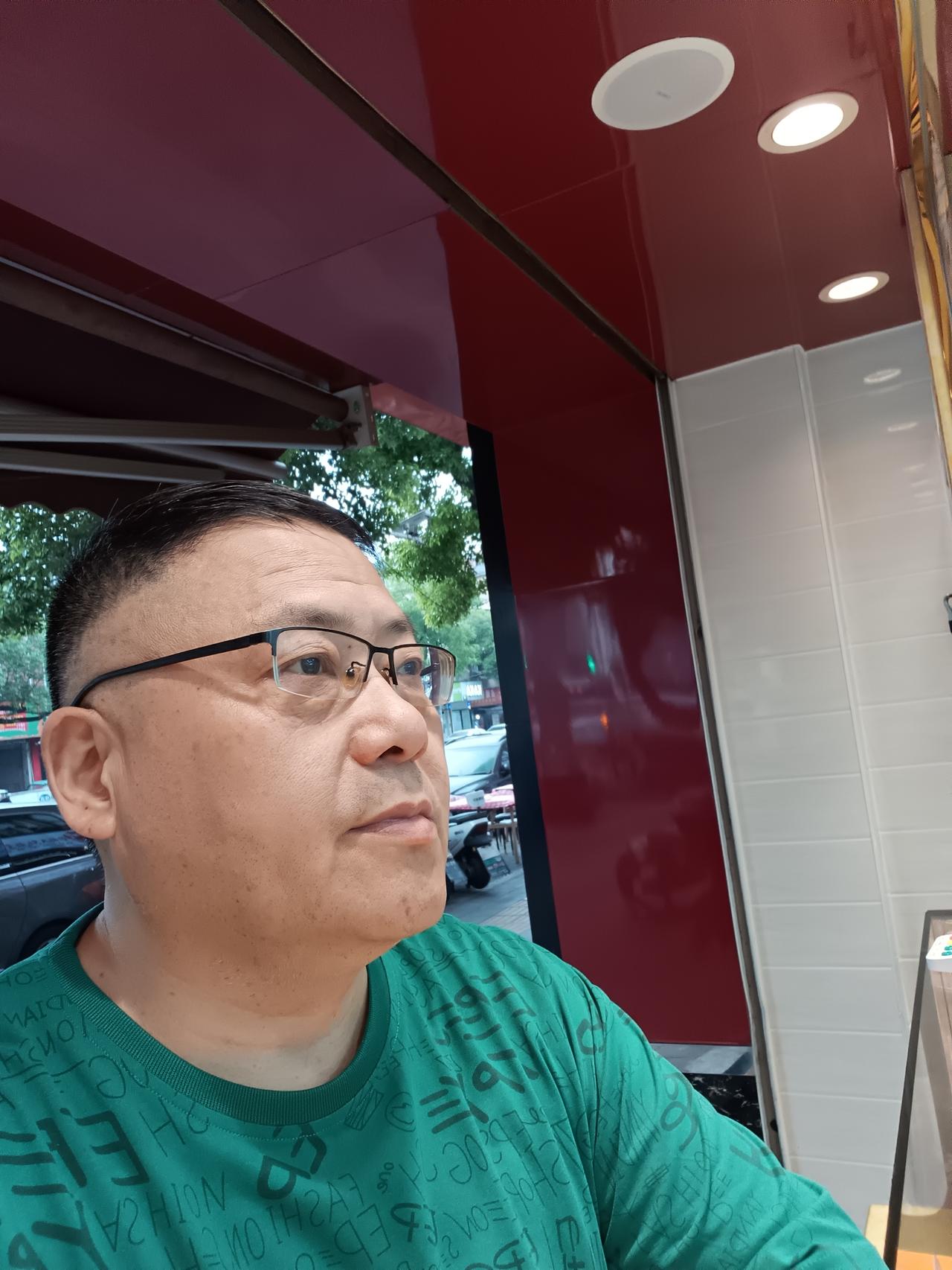 减肥真的很可怜，不能重油重盐，还要控制碳水。

减肥人真的很难受，走路腿都没有劲