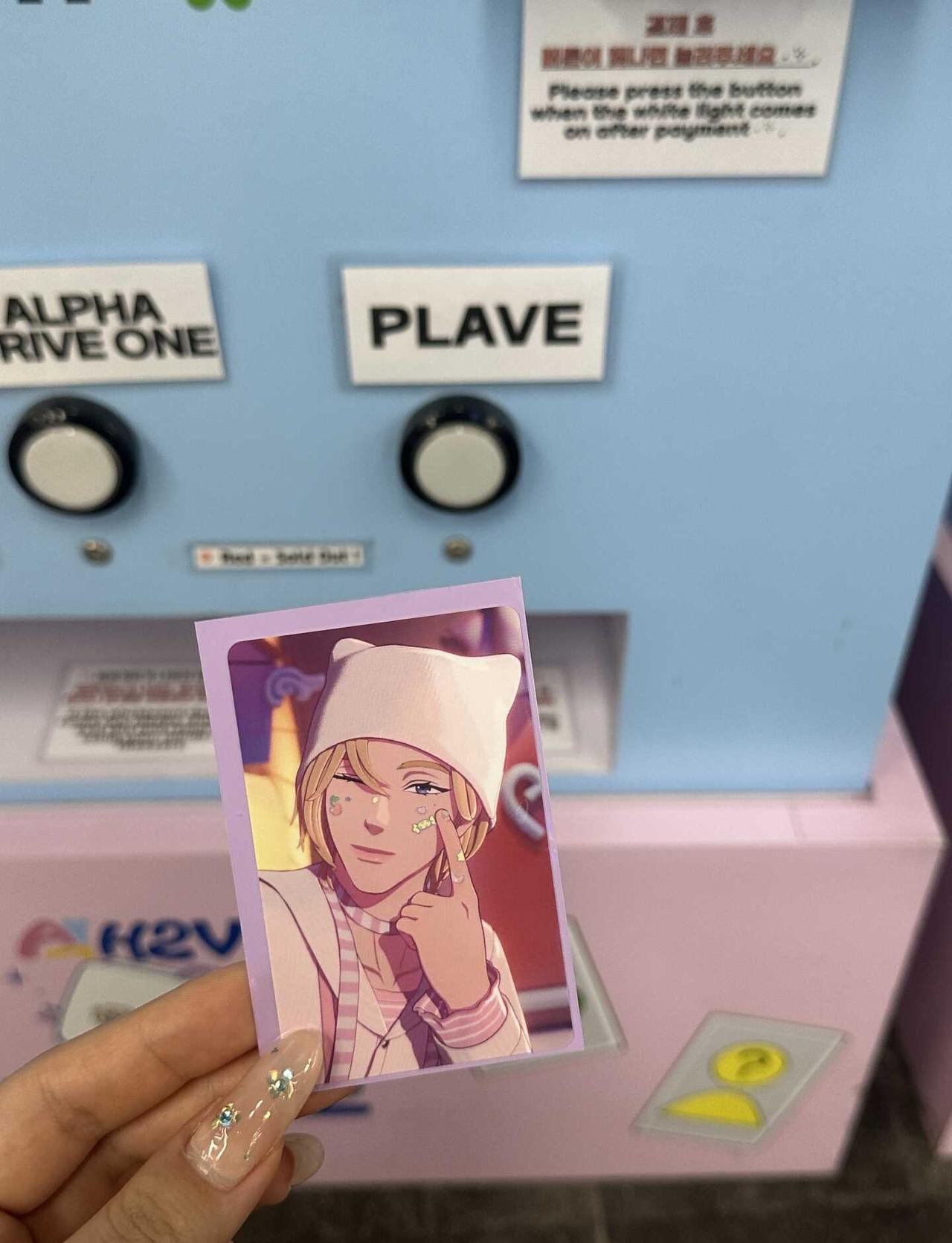 ‼️【宝贝回家】 弘大地铁抽卡机
在靠近七号口这边下来的抽卡机里 plave的出