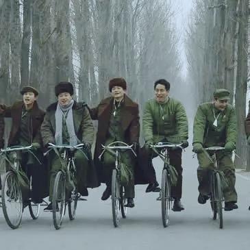 那个时候，你这样和同伴在路上并排骑过自行车吗？怀念那个与青春有关的快乐日子…