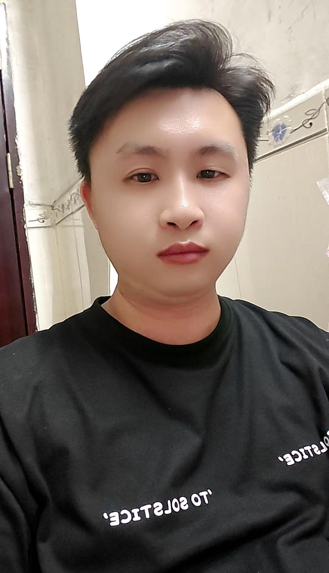 📸黑T恤yyds！随便拍都出片～显瘦又。📸救命！这件黑T直接封神！随便拍都显