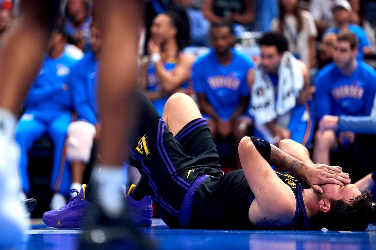 湖人季后赛凉凉？东契奇都跑西班牙打针了，常规赛肯定歇菜。

湖人对独行侠那场，东