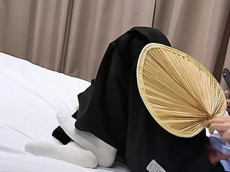 我感觉是平时猫塑惯了，加上很少看到这种不在鞋子包裹下的完整的猫脚形状，乍这么一看