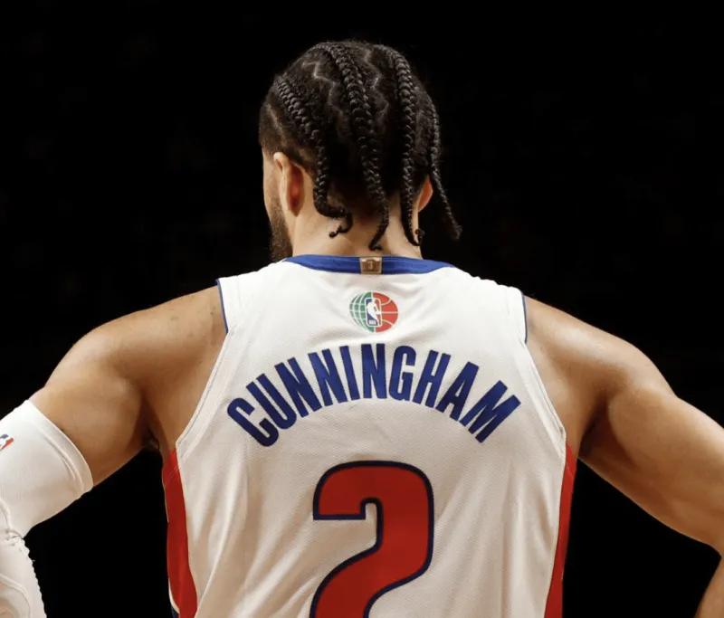 坎宁安打不了高端局，没有詹姆斯的命，却学人家詹姆斯的打法。
当年，他当选状元的时