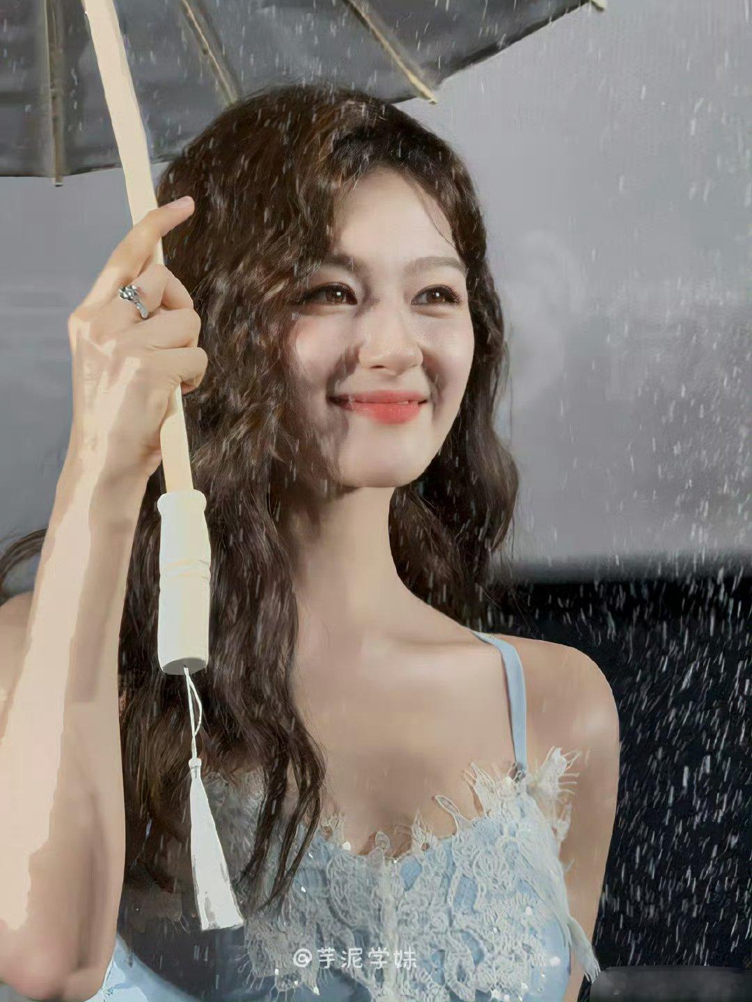 李兰迪吊带蓝裙 这个妹妹我见过的，好像是梦里的仙女耶[笑而不语] ​​​