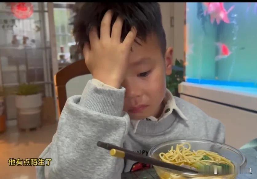 秋天捂脸大哭，看着好心疼啊，
因为不想和“陌生的”爷爷爸爸在一起，
​因为妈妈和